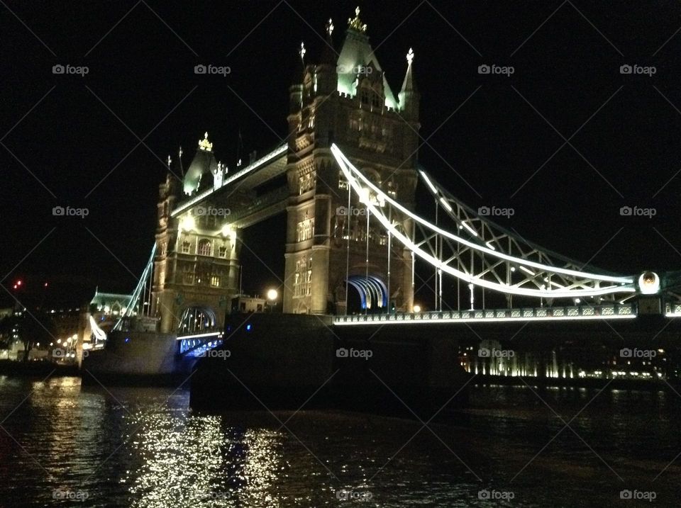 London bridge at night 