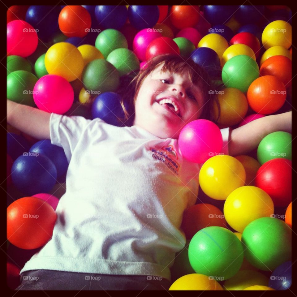 🇧🇷Na piscina de bolinha, como não sorrir com tanta espontaneidade? / 🇺🇸In the ball pool, how can you not smile so spontaneously?