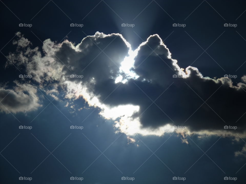 shining through. This is a picture of some clouds overhead. 👣 🚶 🏃 🔥 💨