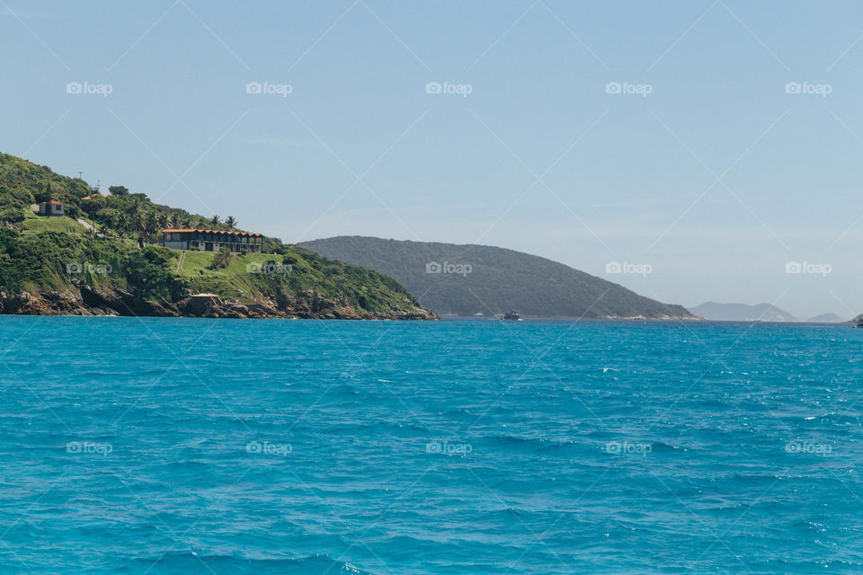 Praia com paisagem linda e fantástica no Brasil, na região do Lagos no Rio de Janeiro, em Arraial do Cabo. Uma ilha incrível de conhecer!