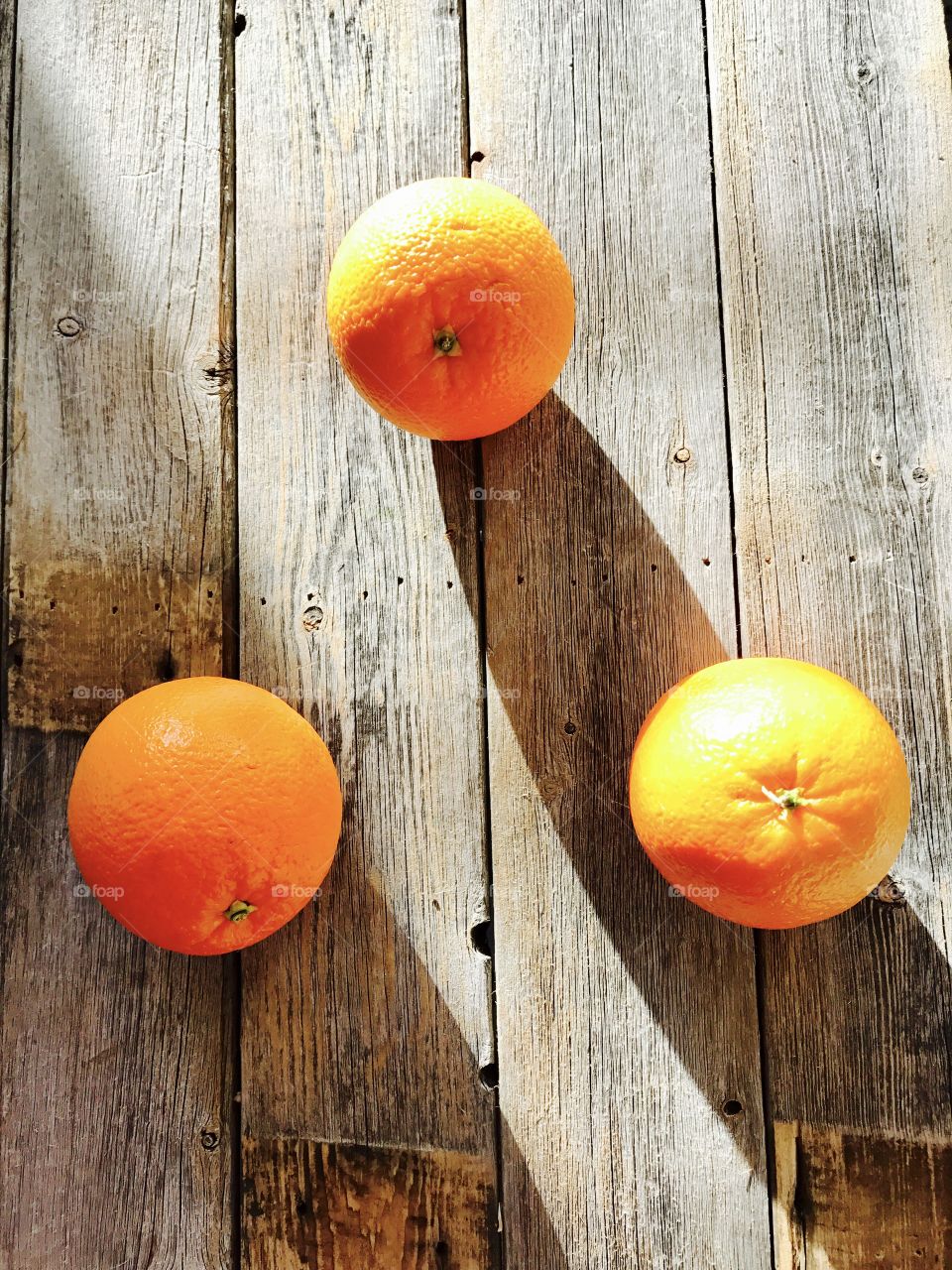 Oranges making triangle 