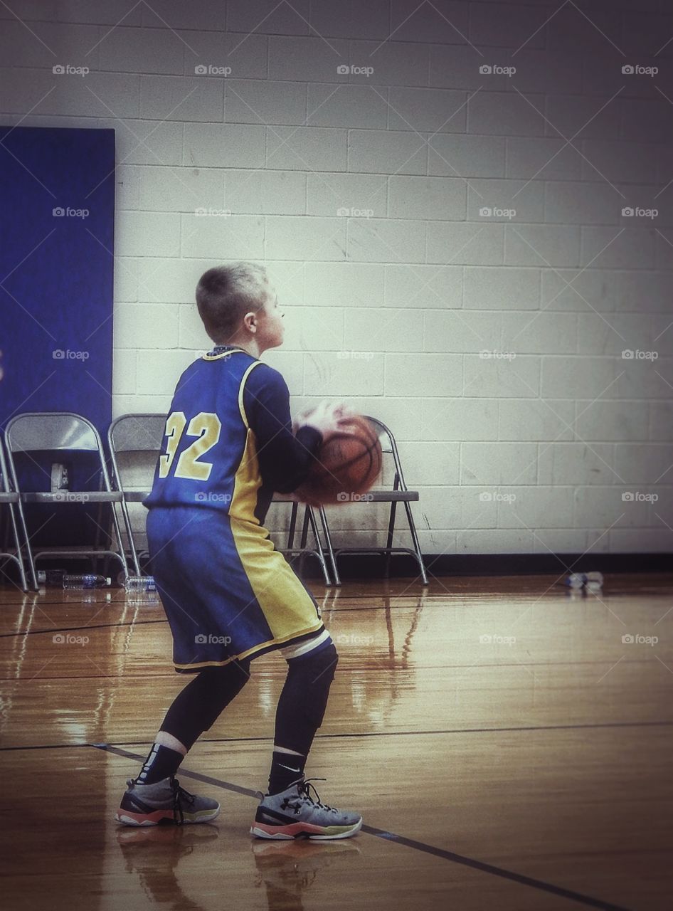child warms up before basketball game