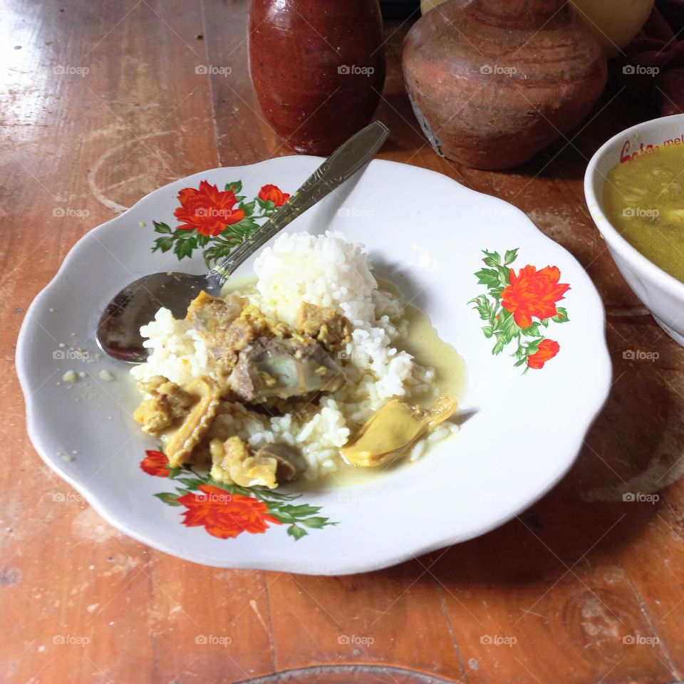 The meat used is intestine, tripe and goat meat