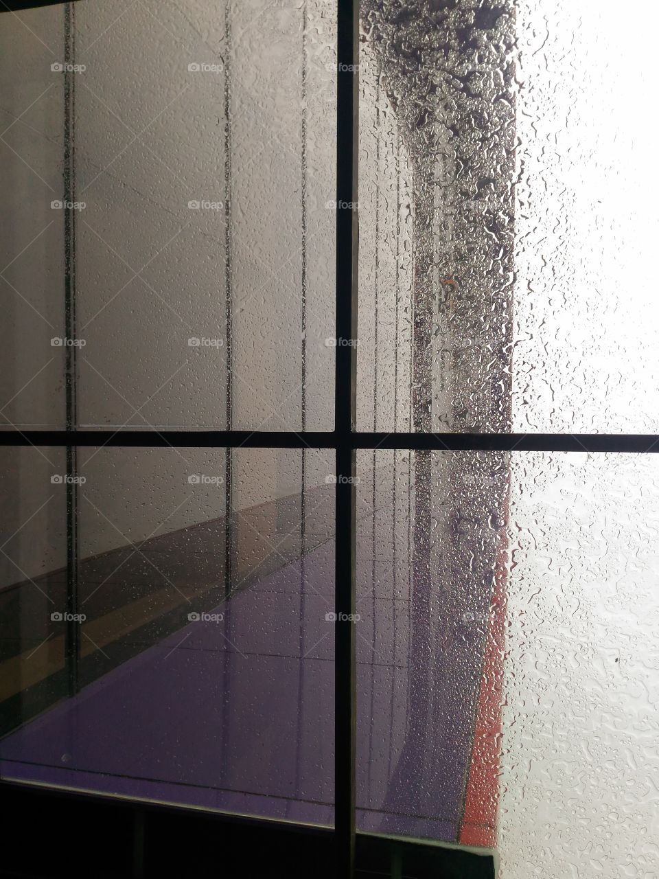 Rintik hujan di atas kaca