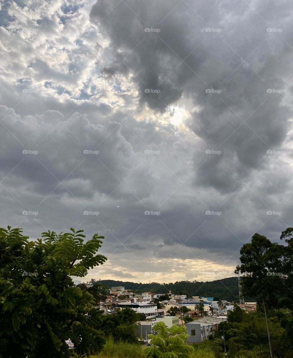 The heavy clouds in Jarinú (Brazil) foreshadow that the rain is coming. If it comes soft, fine! / As nuvens carregadas em Jarinú (Brasil) prenunciam que a chuva chegará. Se vier mansa, tudo bem!