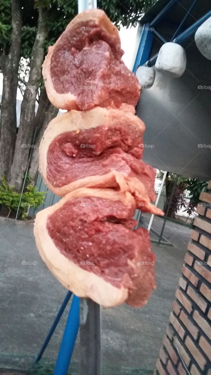 carne bovina no espeto pronta para churraco