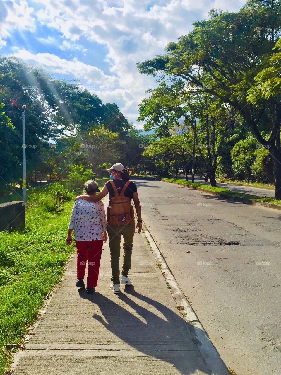 Caminando con la abuela en un atardecer