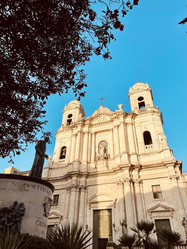 Edificio religioso historico en contraste con el cielo y la naturaleza. Catania, Sicilia Italia