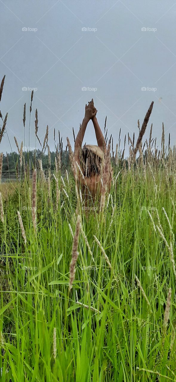 девушка с голой спиной в высокой траве