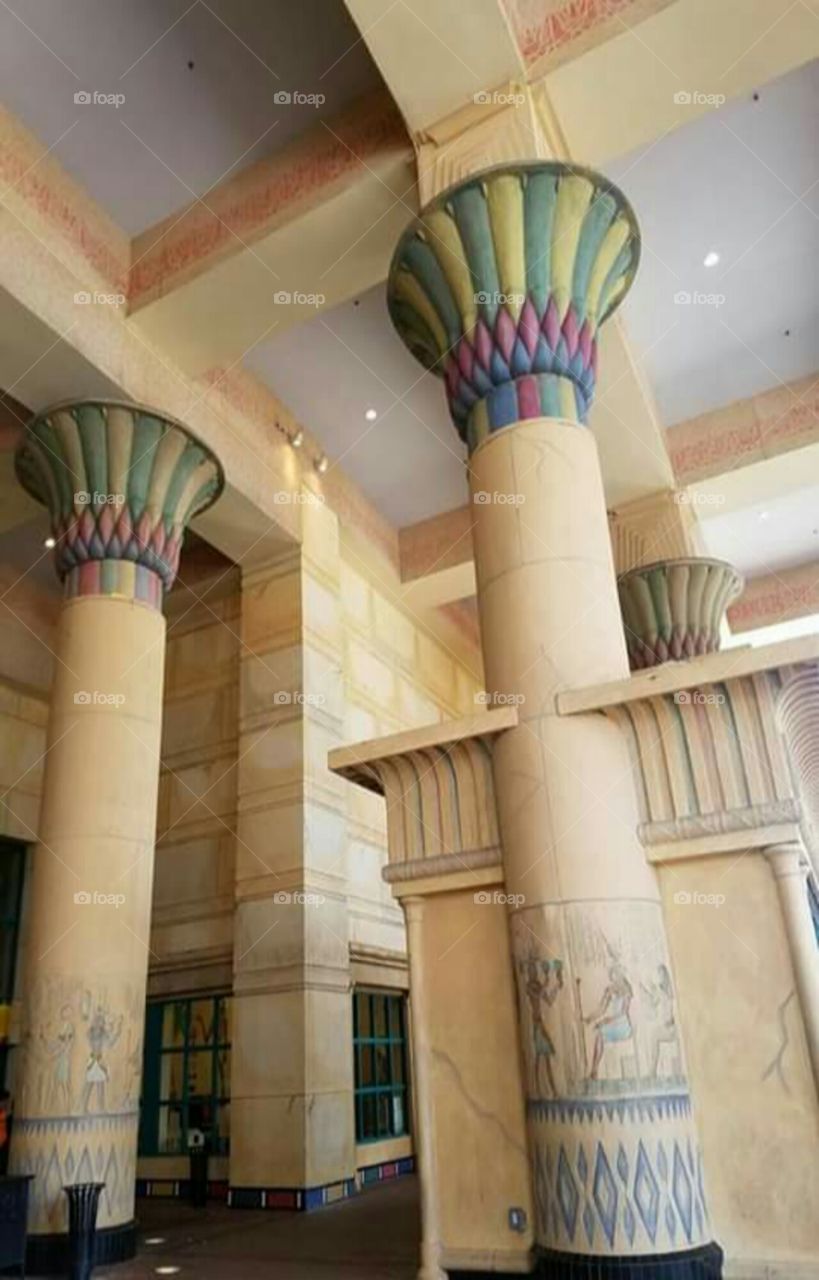 columns with Egyptian dbujos