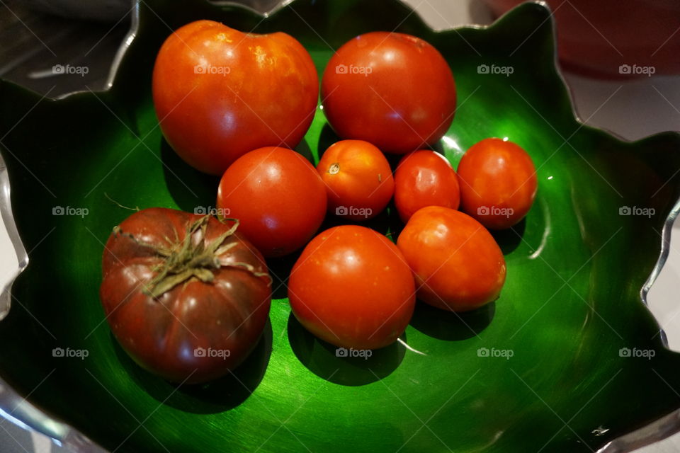 Tomaties on a green plate