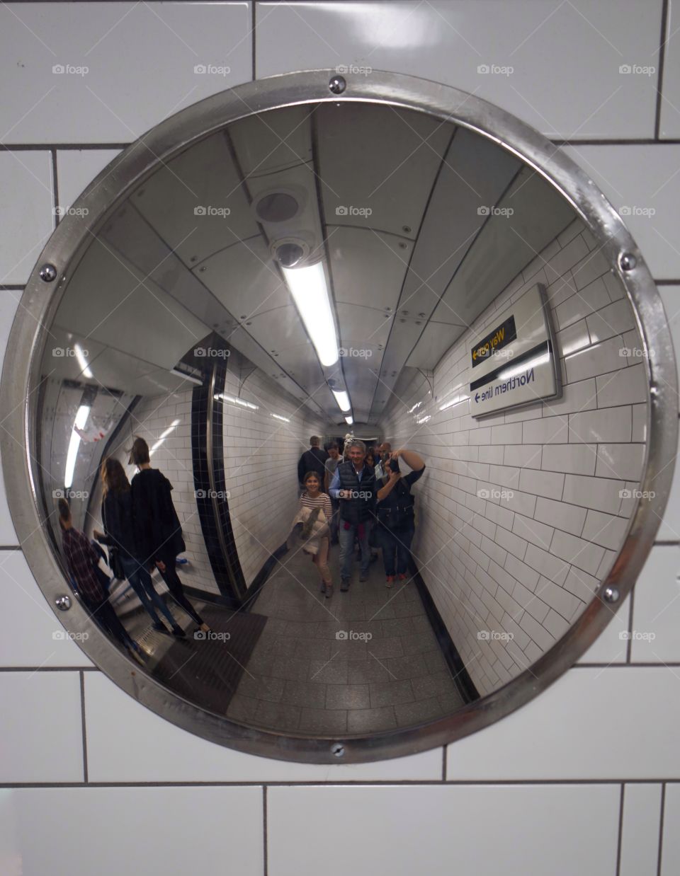 Espejo en los pasillos del metro de Londres