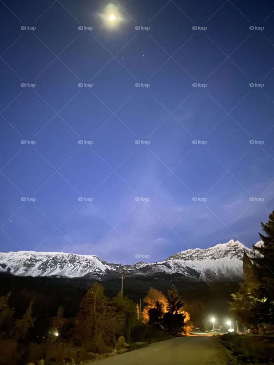 Hermosa noche con un mágico manto blanco de fondo 