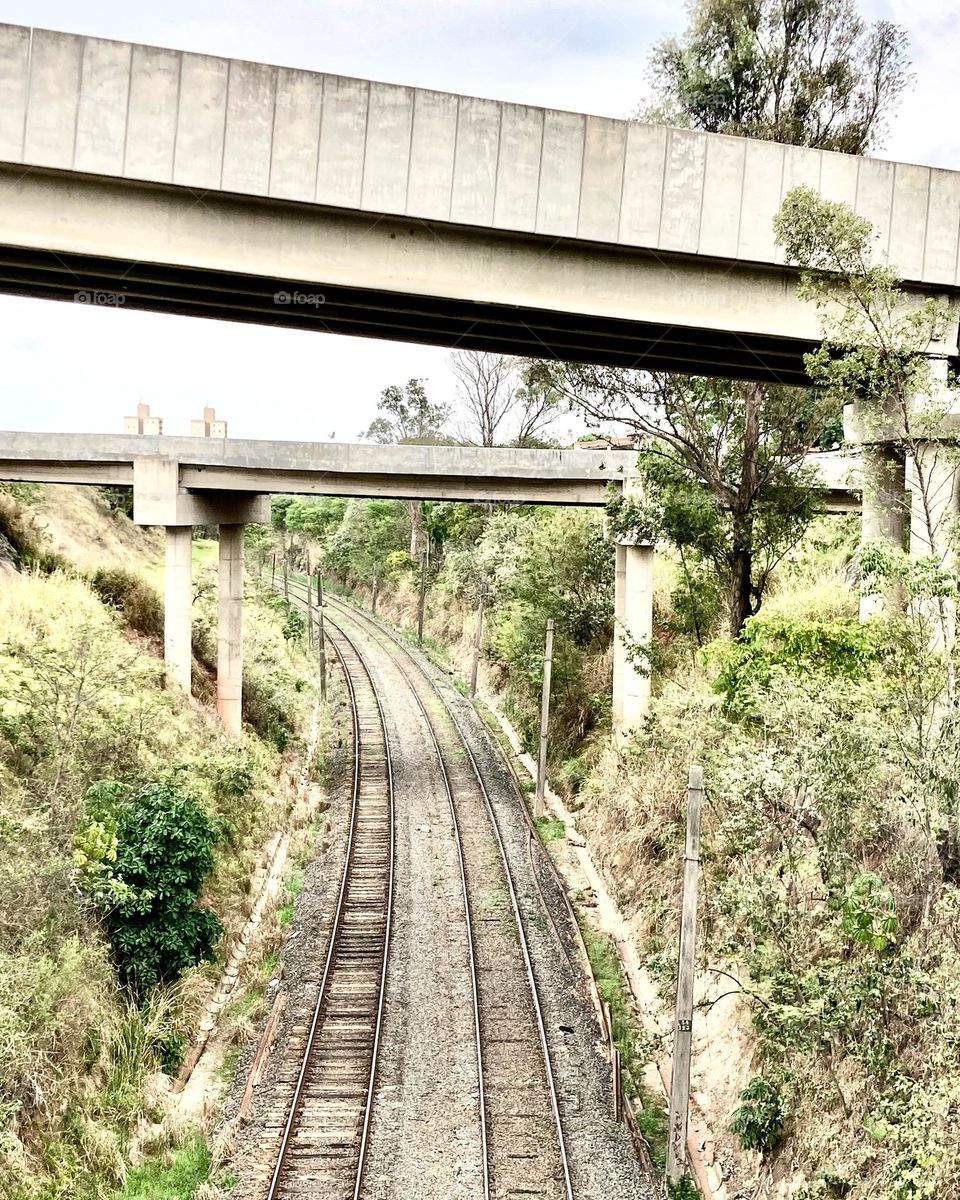 🇺🇸 So: Railway or Highway?
A click of the intersection of the #car and train routes: / 🇧🇷 E aí: Ferrovia ou Rodovia?
Um clique do encontro da via de #carros com a de trens:
📸
#FOTOGRAFIAéNOSSOhobby