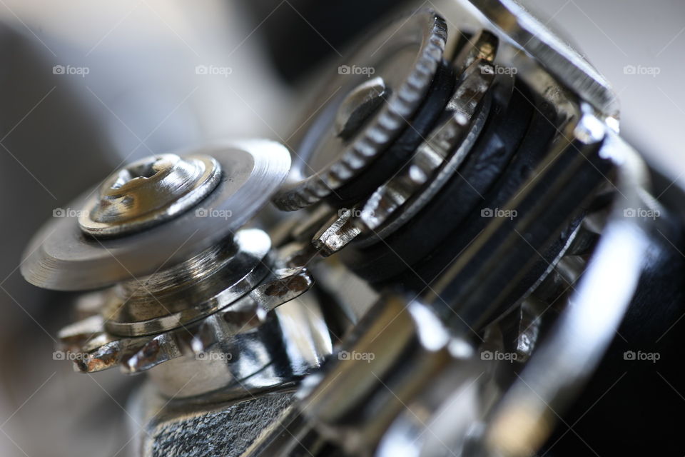 Circular blade wheel, serrated traction wheel, and gears of a can opener.