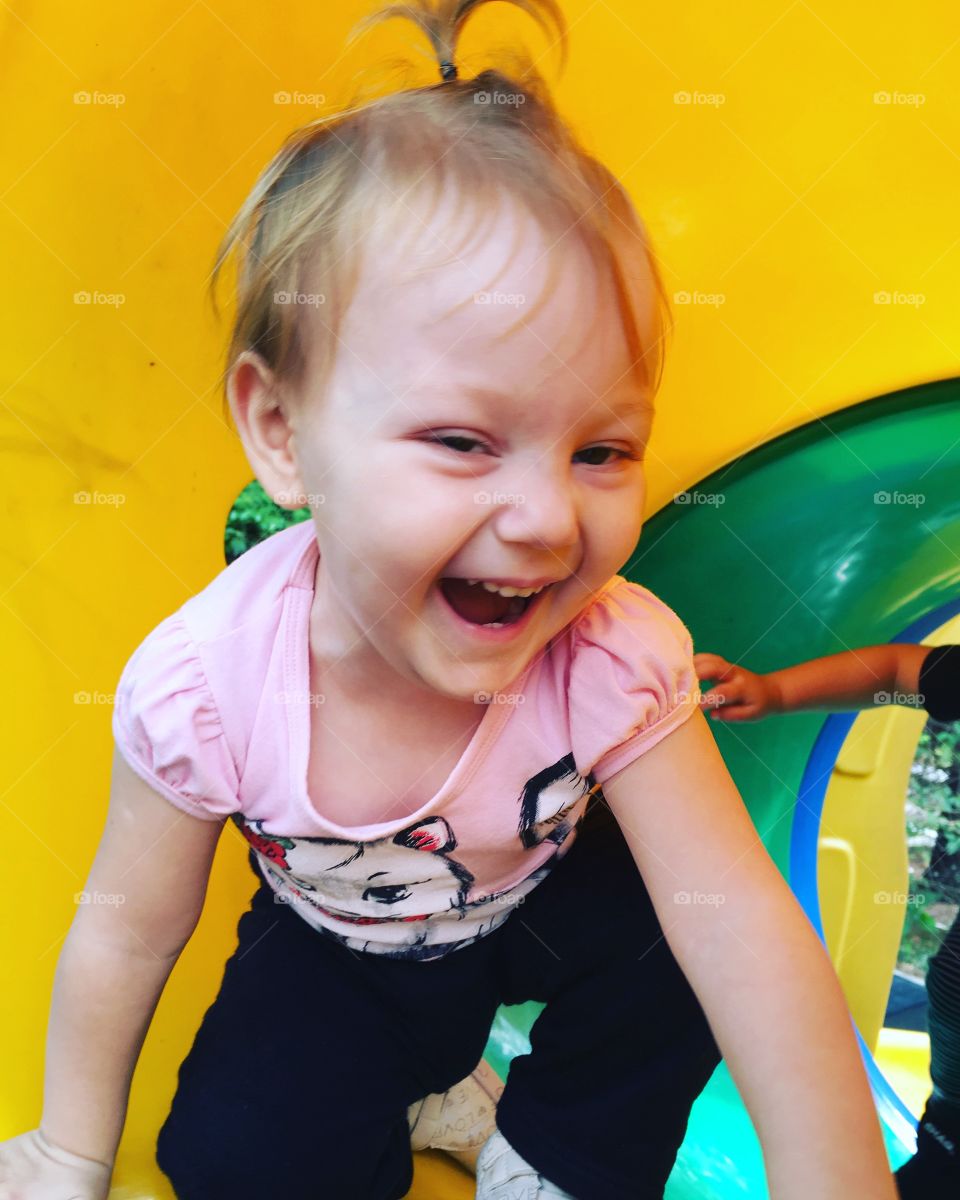 Having fun at the Amusement Park!  Is there anything better?  The naughty and sincere smile shows the joy you are feeling... / Divertindo-se no Parque de Diversões! Tem coisa melhor? O sorriso sapeca e sincero mostra a alegria que está sentindo...