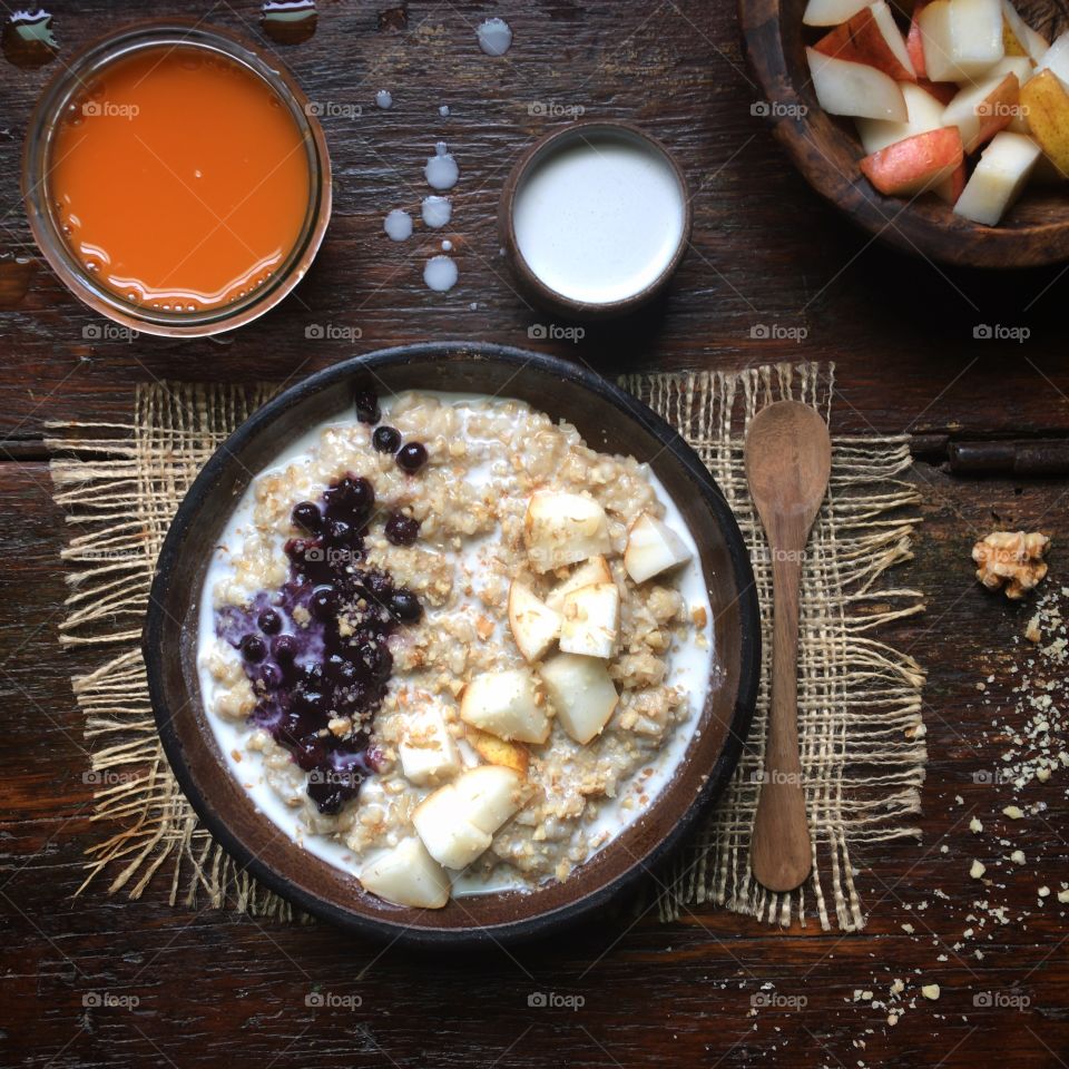 Fresh juice and oatmeal