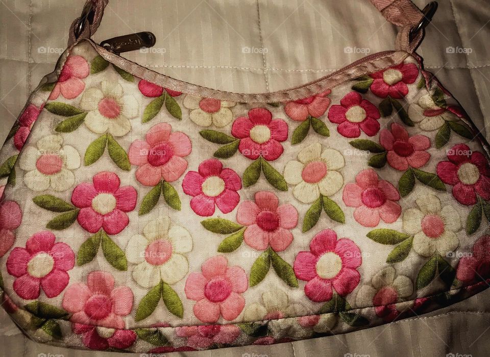 vacation are not complete without a handy bag, purse. where 👍