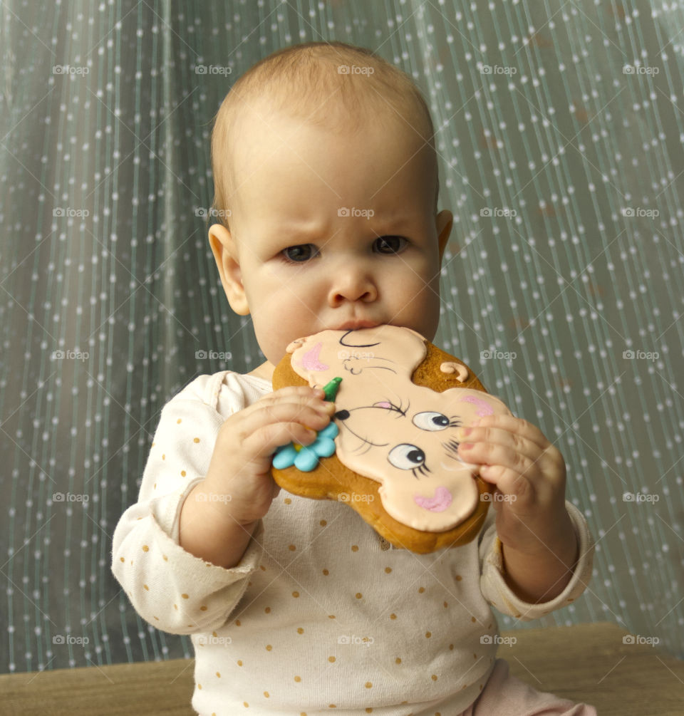 Baby eat a cookie