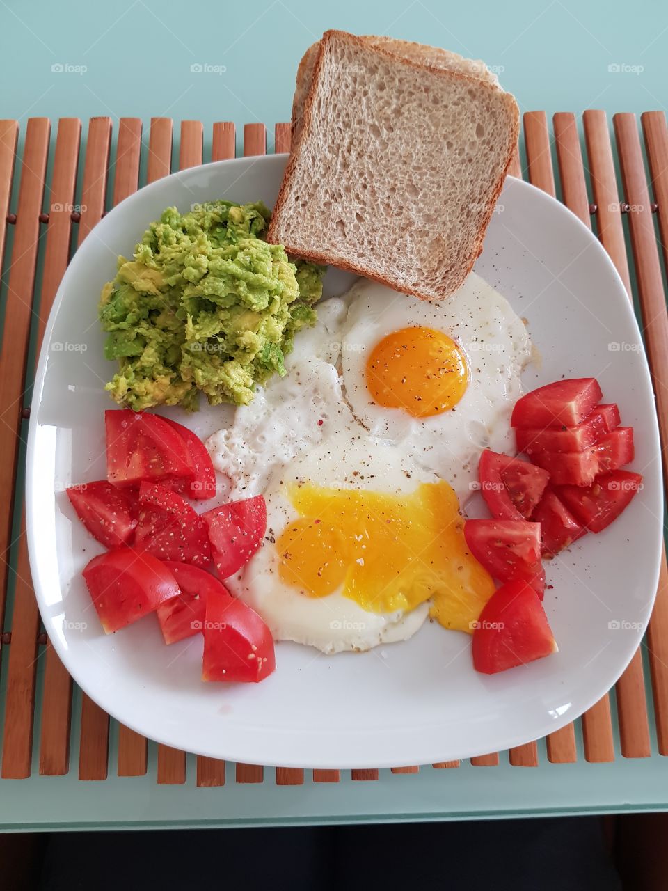guacamole fried eggs and tomatoes