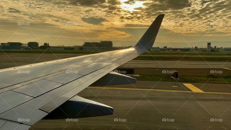 Taxiing at Norman Y. Mineta San Jose International Airport (SJC) while watching the sunset 