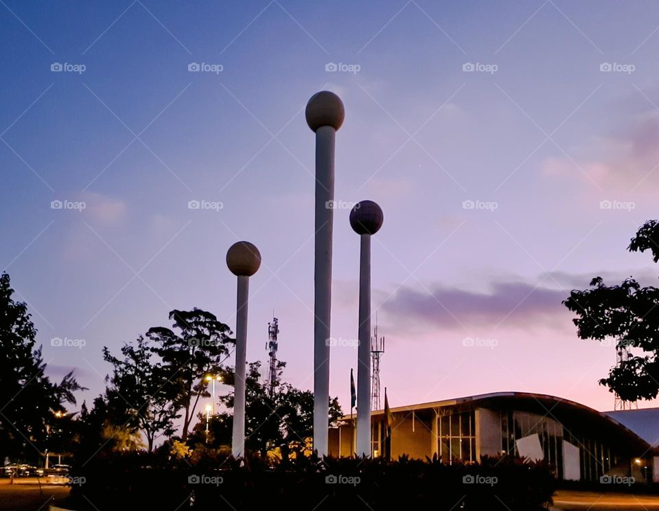 Arquitetura Urbana: Jardim em frente ao prédio da Biblioteca Municipal.