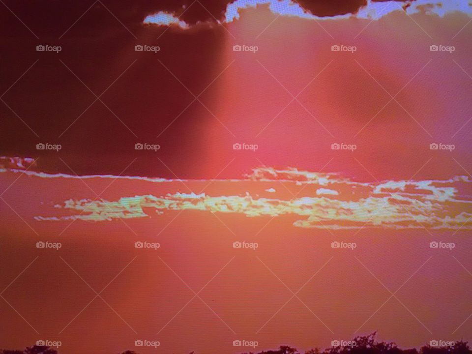 This is a very beautiful sky seen the sun is shining evening.