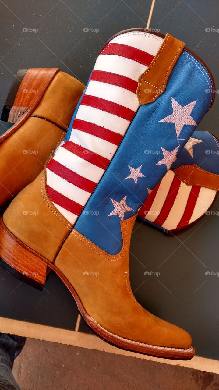 Botas de couro. Cano/símbolo dos Estados Unidos.