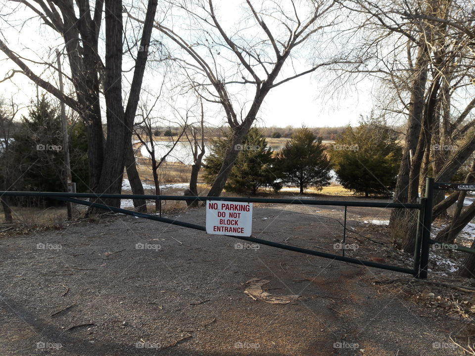 no parking sign on fence