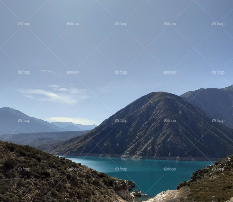 montañas y embalse en Mendoza