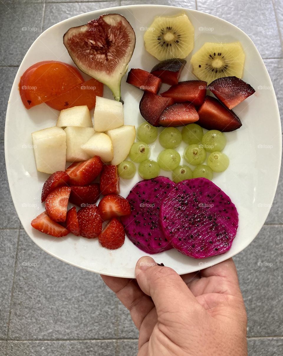 Delicious fruits for today: fig, kiwi, persimmon, plum, pear, grape, strawberry, pitaya and… cuddle! / Frutas deliciosas para hoje: figo, kiwi, caqui, ameixa, pêra, uva, morango, pitaya e… carinho!