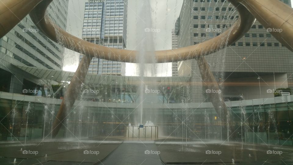 World largest man-made fountain in the world. The fountain of Wealth is listed by the Guinness Book of Records in 1998 as the largest fountain in the world. It is located in one of Singapore's largest shopping malls.