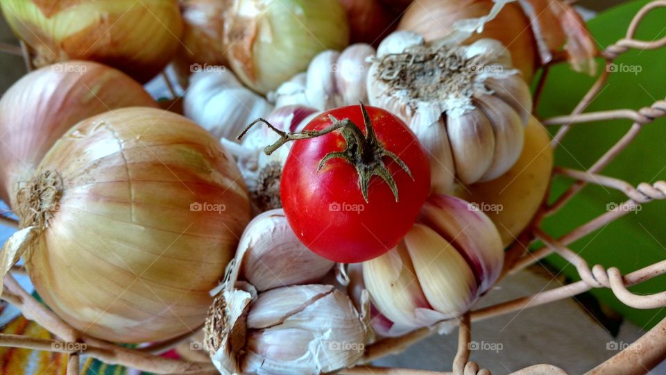 Cebolas, alhos e tomate.