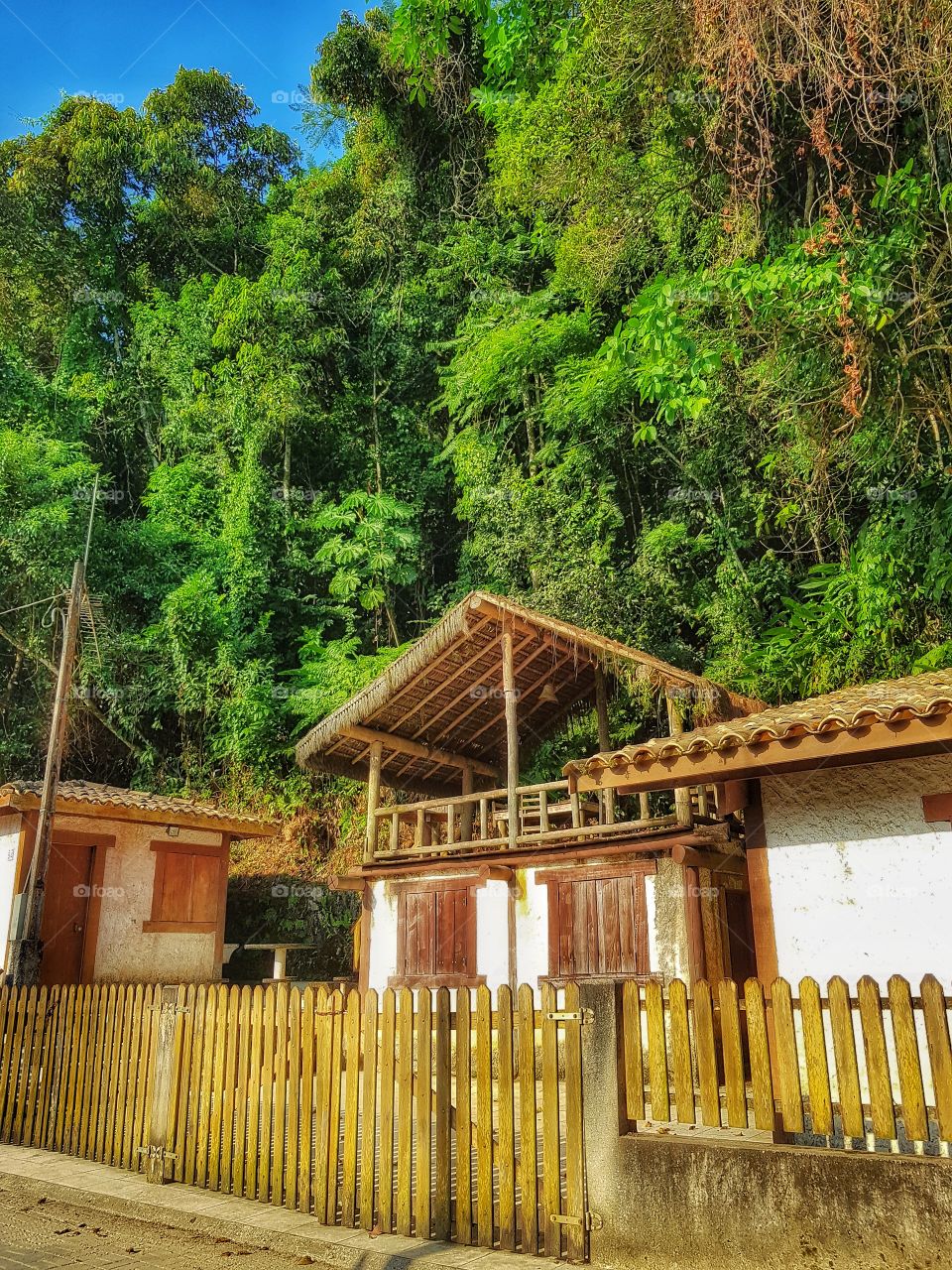 Uma casinha no meio do nada.