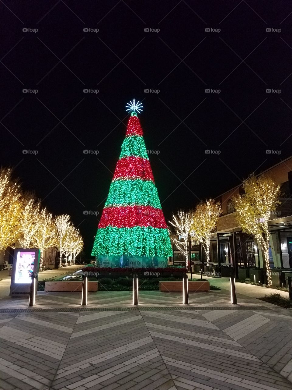 Christmas Tree at Shops at Willow Bend changes patterns and colors