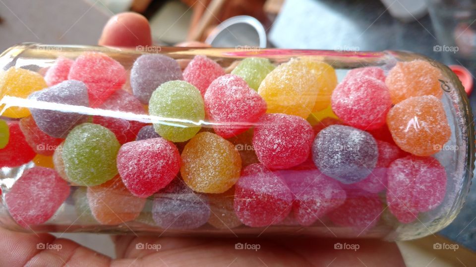 Docinhos coloridos de cores variadas e cobertura de açúcar. Jujuba.