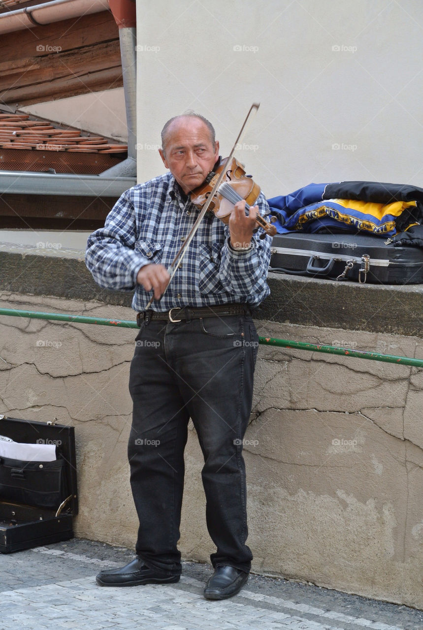 man violin prague busker by kikicheeky