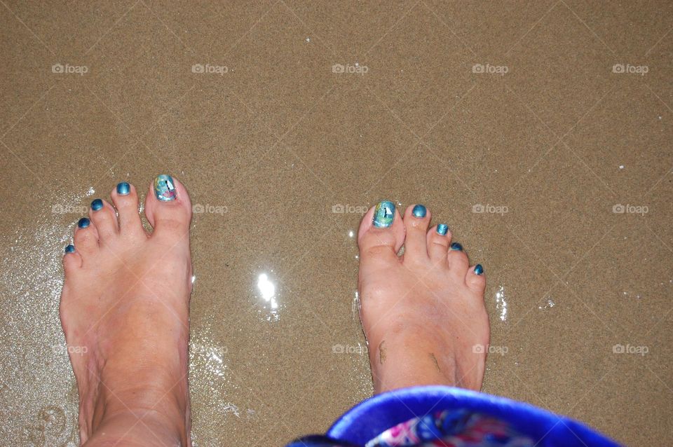 Pies mojados en la arena