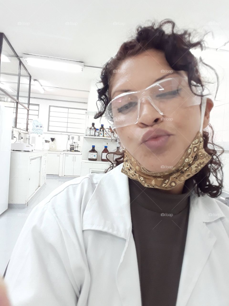 Clic descontraído em local de trabalho, momento descreve as mulheres em suas rotinas de trabalho