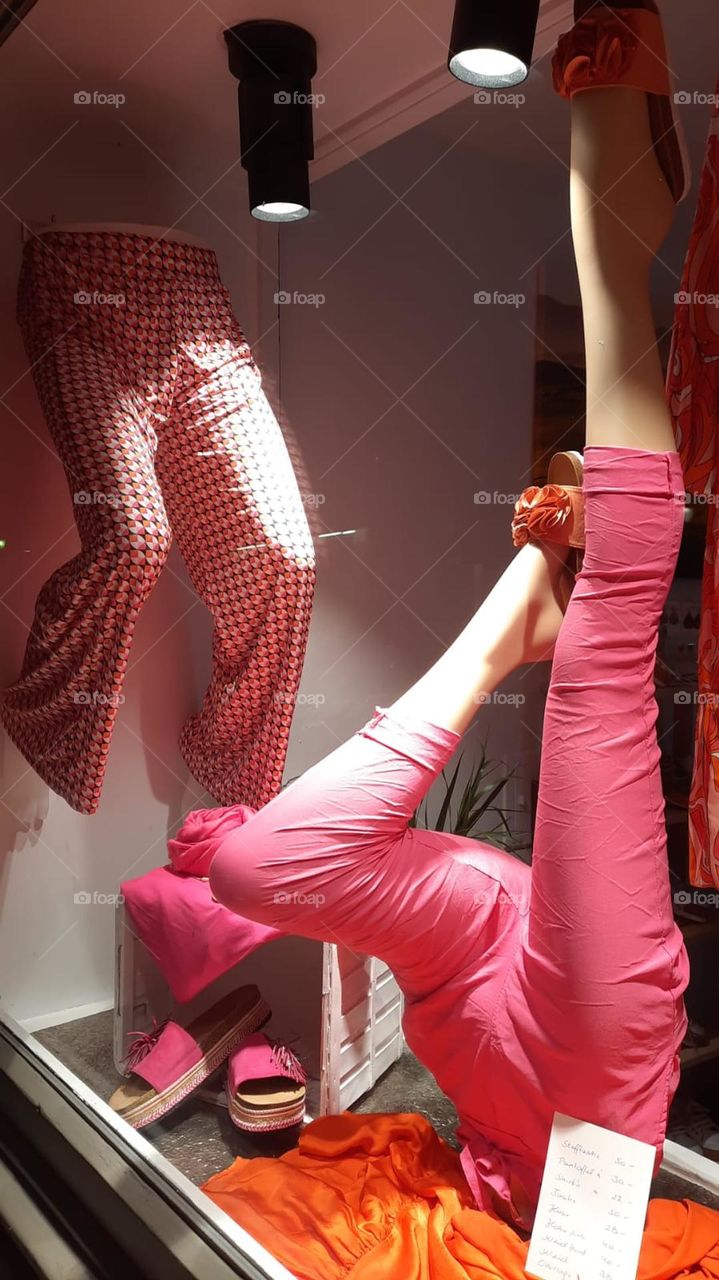 Sexy Beine am Schaufenster 