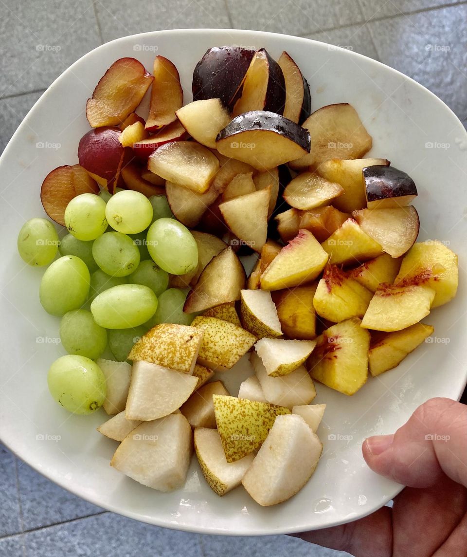 Uma deliciosa Salada de Frutas para adoçar a tarde: ameixa, pêssego, uva e pêra!
Coma alimentos saudáveis. O corpo agradece.