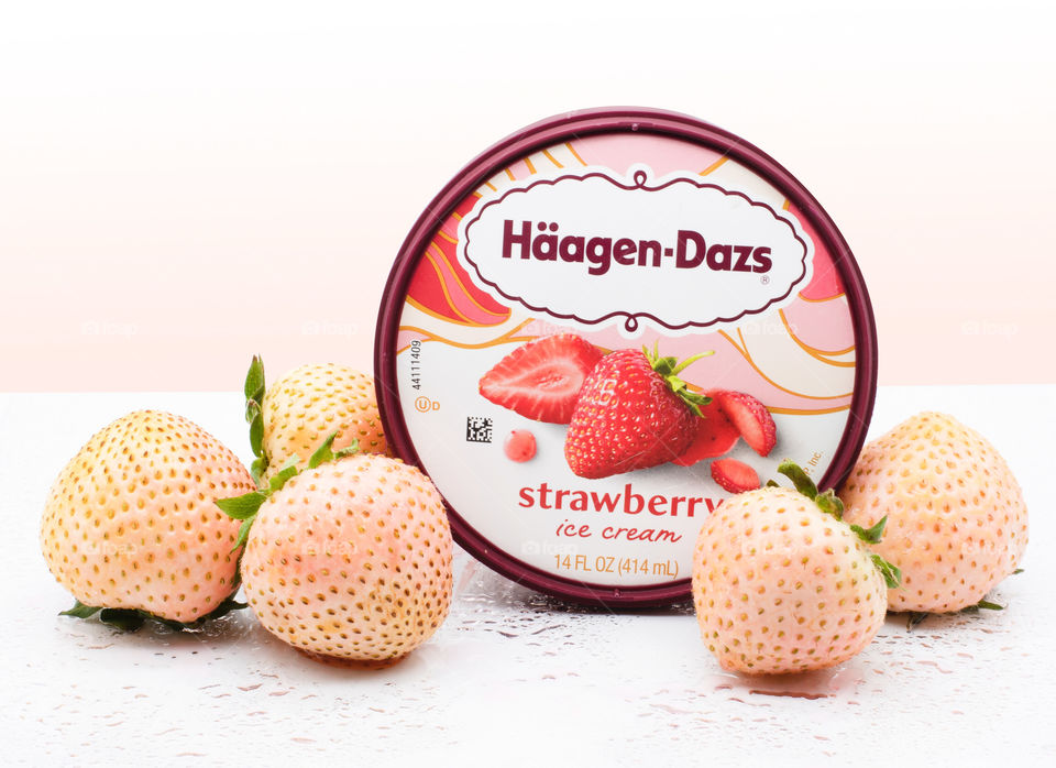 My favorite ice cream brand, Häagen-Dazs. And my most favorite icream flavor. Strawberry! I love this and my stay put sweets in the fridge!