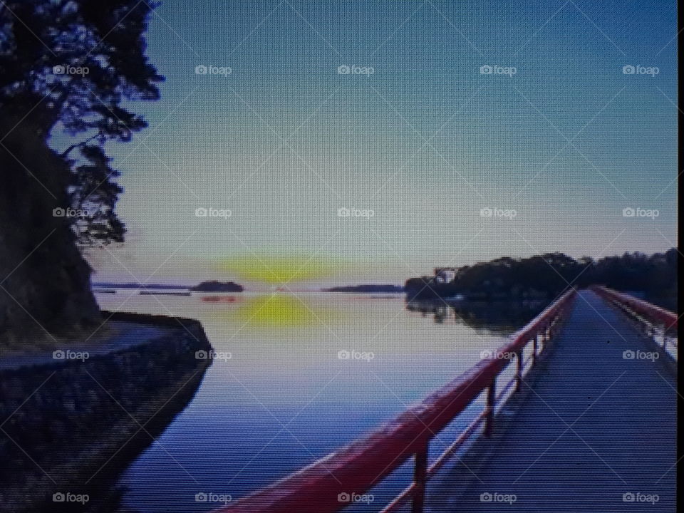 paisagem com lindo por do sol com detalhes vermelho