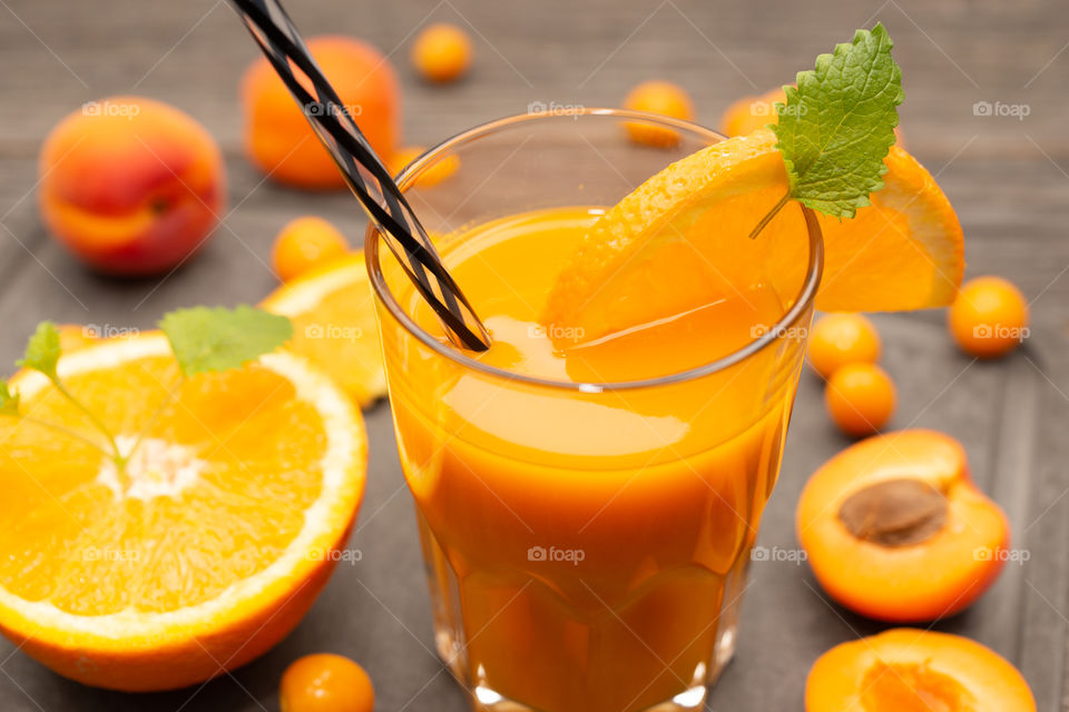 orange juice and orange fruits