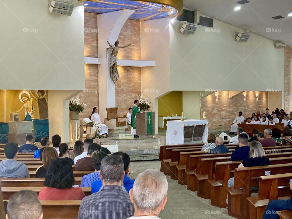 Pude fazer minhas orações na Santa Missa na Paróquia São João Bosco, há pouco. E a bonita liturgia nos convida a pensar: somos do mundo? Nos influenciamos e vivemos por ele? Ou somos de Deus?