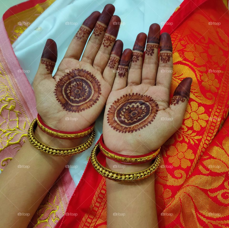 Indian wedding henna: mehndi, red henna, bengali saree, indian saree with henna hands, indian jewellery, bangles