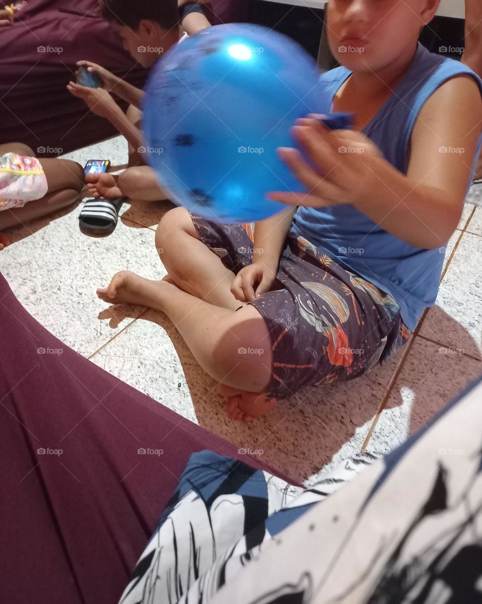 Brincadeira com bexigas. Além de divertida, a brincadeira promove o desenvolvimento da coordenação motora, amplia a percepção espacial, contribui com aspectos cognitivos, lógicos e com noção de equilíbrio