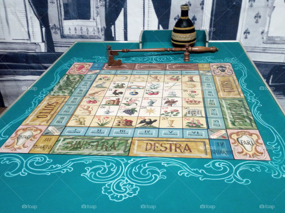 antico tavolo da gioco esposto al museo