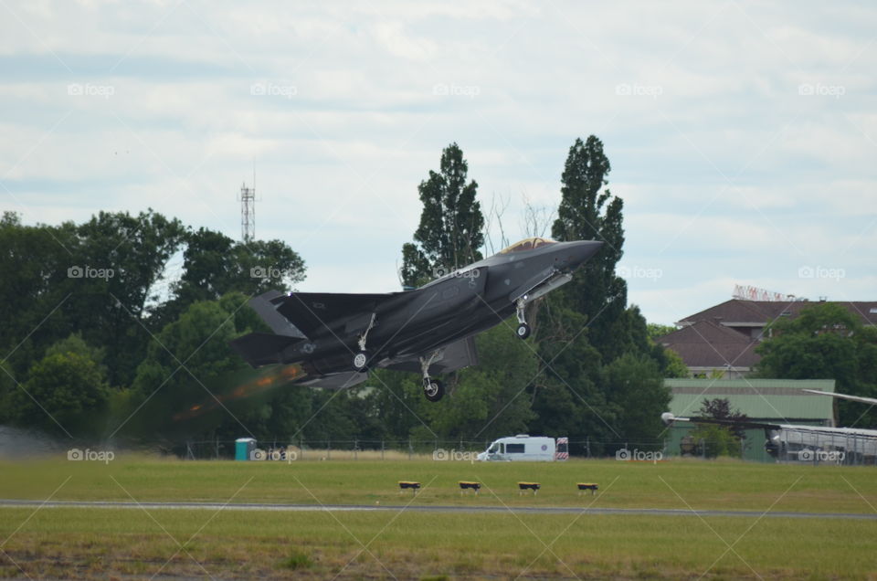F35 taking of from le bourget 