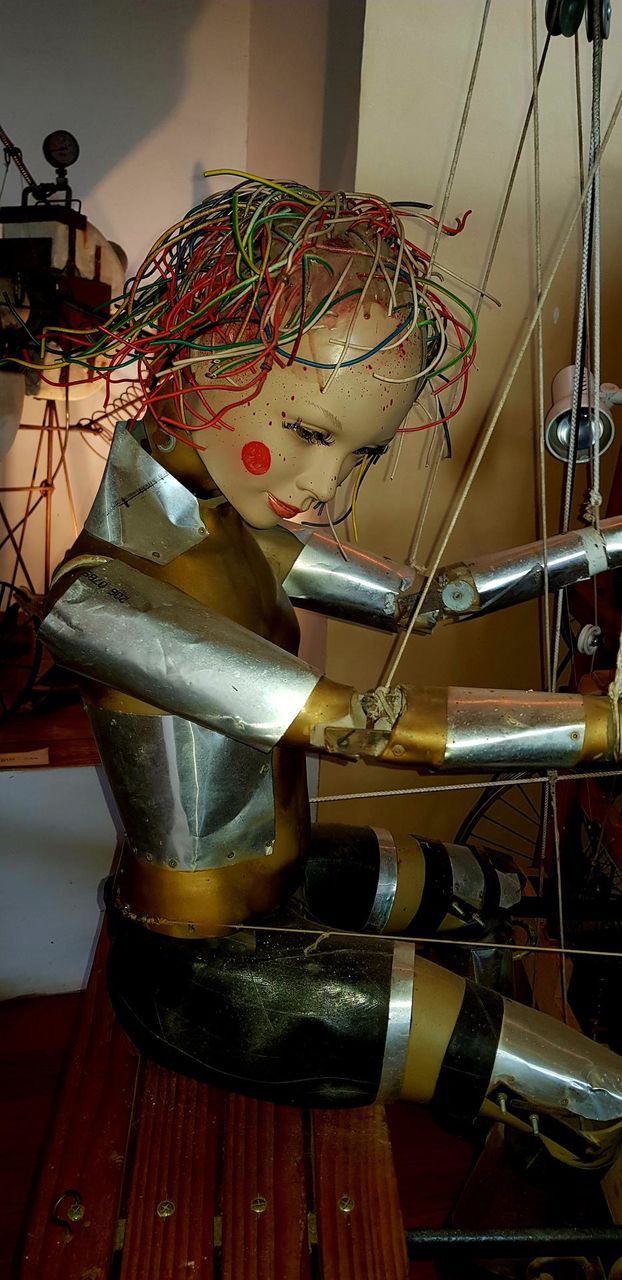 A pianist made out of dumps in the scrapper poet's world in Lizio